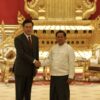 (စစ်ခေါင်းဆောင် မင်းအောင်လှိုင်နှင့် တရုတ်နိုင်ငံ နိုင်ငံတော်ကောင်စီဝင်၊ နိုင်ငံခြားရေးဝန်ကြီး ချင်ကန်းတို့ မေလ ၂ ရက်က နေပြည်တော်တွင် တွေ့ဆုံဆွေးနွေးစဉ်။ ဓာတ်ပုံ - ဆင်ဟွာ)