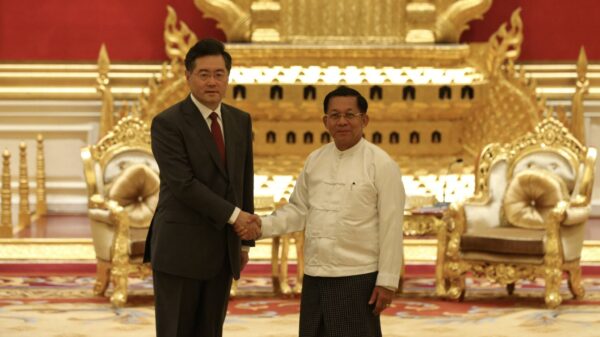 (စစ်ခေါင်းဆောင် မင်းအောင်လှိုင်နှင့် တရုတ်နိုင်ငံ နိုင်ငံတော်ကောင်စီဝင်၊ နိုင်ငံခြားရေးဝန်ကြီး ချင်ကန်းတို့ မေလ ၂ ရက်က နေပြည်တော်တွင် တွေ့ဆုံဆွေးနွေးစဉ်။ ဓာတ်ပုံ - ဆင်ဟွာ)