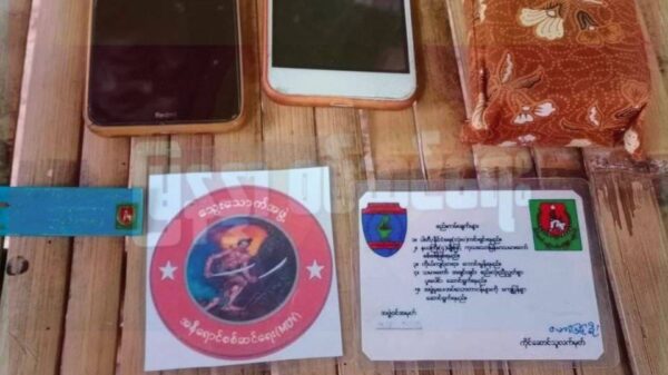(သေဆုံးသူထံမှသိမ်းဆည်းရမိသည်ဆိုသော သွေးသောက်အမှတ်တံဆိပ်ကတ်ပြားနှင့် အခြားအသုံးအဆောင်များအား တွေ့ရစဥ်။ ဓါတ်ပုံ- မြနန္ဒာစစ်ဆင်ရေးမန္တ​လေး)