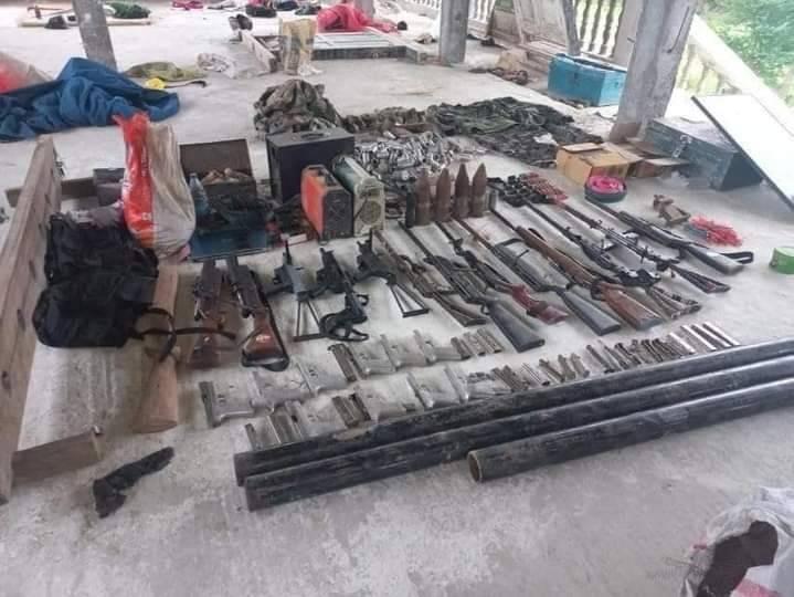 (သိမ်းဆည်းခံရသောလက်နက်များအား တွေ့ရစဥ်။ ဓာတ်ပုံ - CJ)