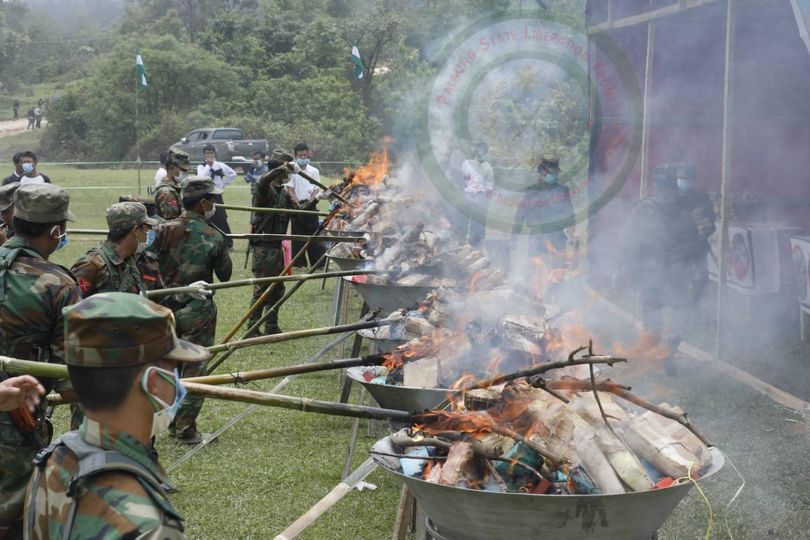 (ယမန်နေ့(ဇွန် ၂၆ရက်)က ကျရောက်သည့် ကမ္ဘာ့မူးယစ်ဆေးဝါးတိုက်ဖျက်ရေးနေ့၌ မူးယစ်ဆေးဝါးများအား မီးရှို့ဖျက်ဆီးနေစဉ်။ ဓာတ်ပုံ - TNLA)