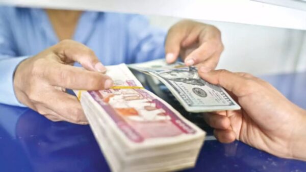 (အ​မေရီကန် အစိုးရက စစ်​ကောင်စီ ဘဏ် ၂ ​ခုအ​ပေါ် အ​ရေးယူဒဏ်ခတ်လိုင်​သောဂယက်​ကြောင့် ဒေါ်လာဈေးတက်လာသည်ကို စစ်အုပ်စုက လုပ်ငန်းရှင်များကို လွှဲချကာဖမ်းဆီး​နေခြင်းဖြစ်သည်။ ဓါတ်ပုံ-WSJ)