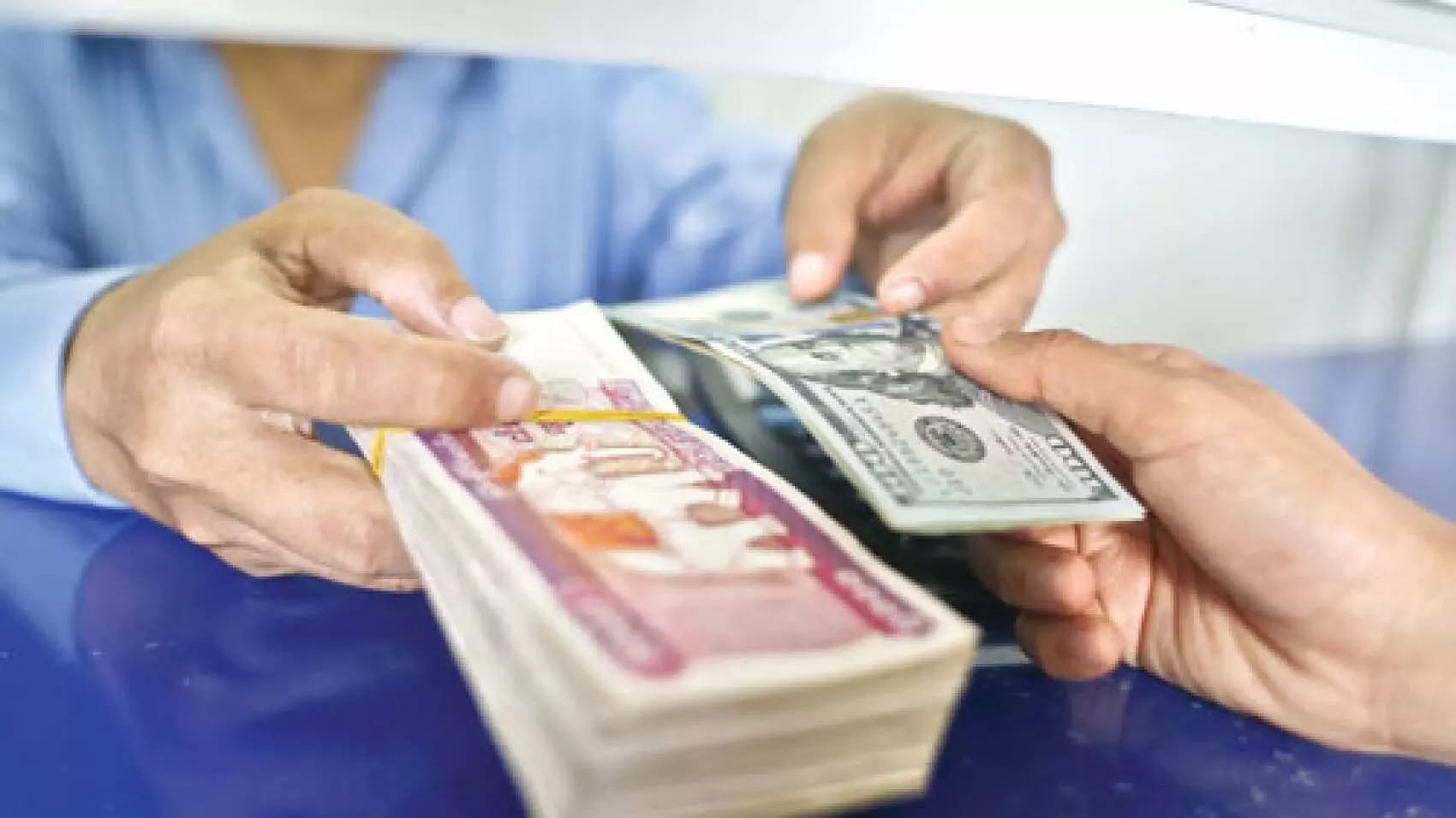 (အ​မေရီကန် အစိုးရက စစ်​ကောင်စီ ဘဏ် ၂ ​ခုအ​ပေါ် အ​ရေးယူဒဏ်ခတ်လိုင်​သောဂယက်​ကြောင့် ဒေါ်လာဈေးတက်လာသည်ကို စစ်အုပ်စုက လုပ်ငန်းရှင်များကို လွှဲချကာဖမ်းဆီး​နေခြင်းဖြစ်သည်။ ဓါတ်ပုံ-WSJ)
