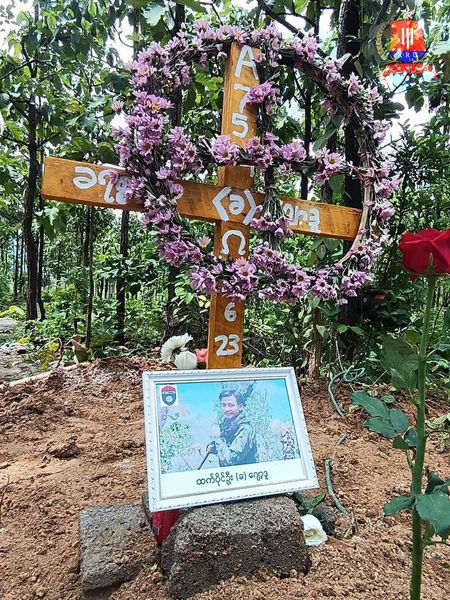 (ဇွန်လ ၂၇ ရက်က ရွာသစ်မြို့တိုက်ပွဲ၌ ကျဆုံးခဲ့သည့် ရဲဘော်ခရစ္စတိုဖာ၏ စျာပနပြုလုပ်ပေးနေစဉ်။ ဓာတ်ပုံ - KRU)