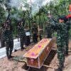 (ဇွန်လ ၂၇ ရက်က ရွာသစ်မြို့တိုက်ပွဲ၌ ကျဆုံးခဲ့သည့် ရဲဘော်ခရစ္စတိုဖာ၏ စျာပနပြုလုပ်ပေးနေစဉ်။ ဓာတ်ပုံ - KRU)