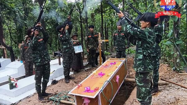 (ဇွန်လ ၂၇ ရက်က ရွာသစ်မြို့တိုက်ပွဲ၌ ကျဆုံးခဲ့သည့် ရဲဘော်ခရစ္စတိုဖာ၏ စျာပနပြုလုပ်ပေးနေစဉ်။ ဓာတ်ပုံ - KRU)
