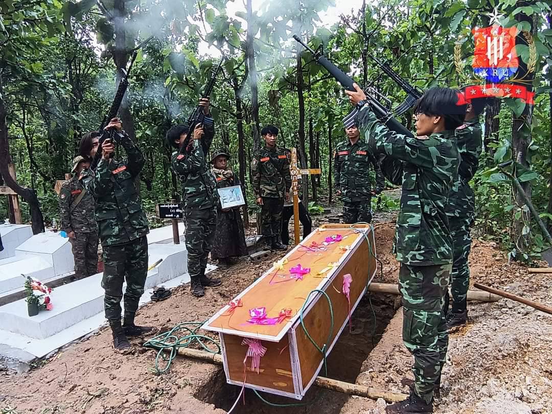 (ဇွန်လ ၂၇ ရက်က ရွာသစ်မြို့တိုက်ပွဲ၌ ကျဆုံးခဲ့သည့် ရဲဘော်ခရစ္စတိုဖာ၏ စျာပနပြုလုပ်ပေးနေစဉ်။ ဓာတ်ပုံ - KRU)