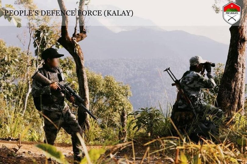 (ကလေးPDF မှ ရဲဘော်နှစ်ဦးအား ရှေ့တန်းစစ်မြေပြင်၌ တွေ့ရစဥ်။ ဓာတ်ပုံ - ကလေးPDF)