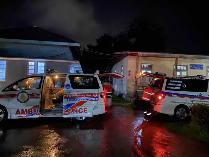 (ယမန်နေ့က စစ်ကောင်စီတပ် ပစ်ခတ်မှုကြောင့် နှစ်ကရင်ကျေးရွာမှ လက်နက်ကြီးထိမှန်ဒဏ်ရာရလူနာ သုံးဦးအား မော်လမြိုင်ဆေးရုံကြီးသို့ပို့ပေးနေစဥ်။ ဓာတ်ပုံ - လမိုင်းလူငယ်ပရဟိတအဖွဲ့)