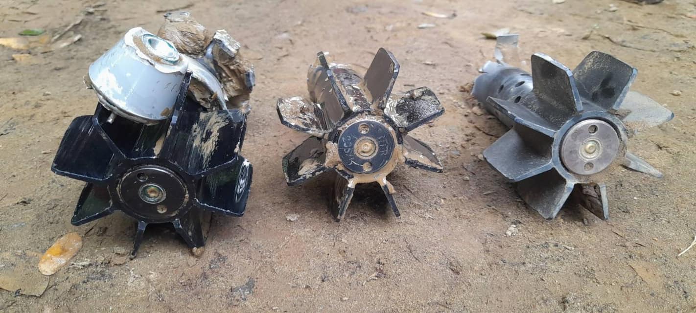 (စစ်ကောင်စီတပ်များပစ်ခတ်လိုက်သော လက်နက်ကြီးကျဉ်စများအား တွေ့ရစဥ်။ ဓာတ်ပုံ - KNU)
