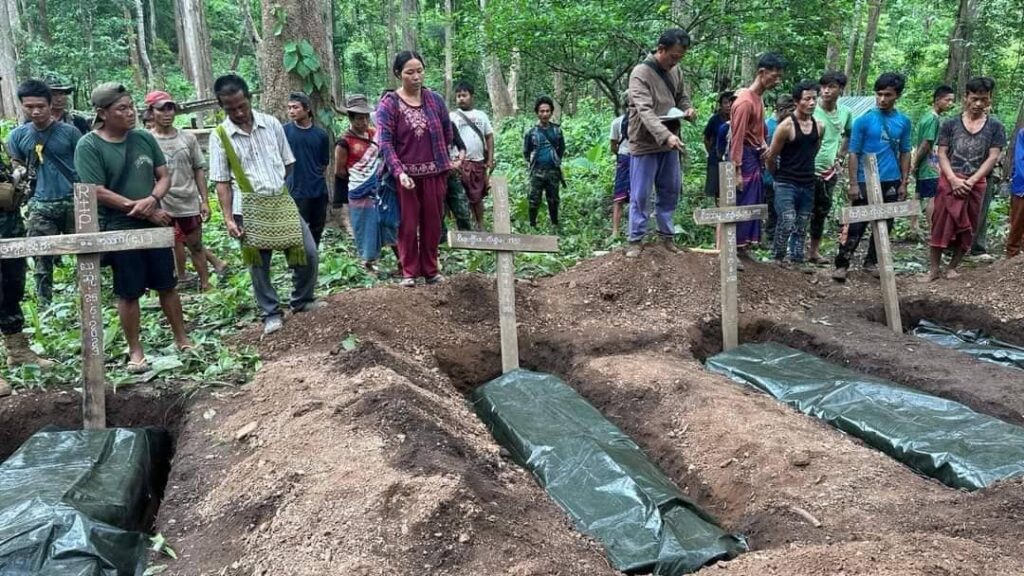 (စစ်ကောင်စီက သတ်ဖြတ်ခဲ့သည့် နန်းကစ်ရွာသားလေးဦး နှင့် ၎င်းတို့၏ စျာပန အားတွေ့ရစဥ် ။ဓာတ်ပုံ - CJ)