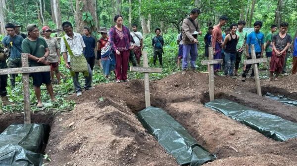 (စစ်ကောင်စီက သတ်ဖြတ်ခဲ့သည့် နန်းကစ်ရွာသားလေးဦး နှင့် ၎င်းတို့၏ စျာပန အားတွေ့ရစဥ် ။ဓာတ်ပုံ - CJ)
