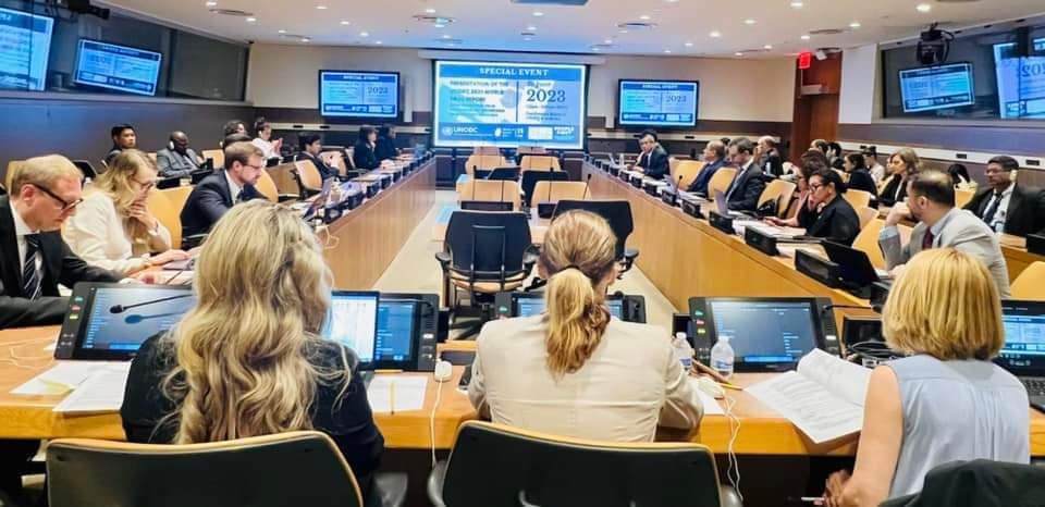 (UNODC ၏ ၂၀၂၃ ခုနှစ် ကမ္ဘာ့မူးယစ်ဆေးဝါးအစီရင်ခံစာထုတ်ပြန်သည့် အခမ်းအနားသို့တက်ရောက်ဆွေးနွေးနေသောဦးကျော်မိုးထွန်း / UNODC ၏ အချက်အလက်များအရဘိန်းစိုက်ပျိုးမှု လေ့လာသုတေသနပြုထားသောဒေသများနှင့် ဘိန်းစိုက်ပျိုးမှုအခြေအနေပြ အင်ဖိုဂရက်ဖစ်၊ ဘိန်းစိုက်ခင်းများနှင့် ဘိန်းစိုက်တောင်သူတစ်ဦး။ ဓါတ်ပုံ-PMOMTTUN ၊ UNODC)