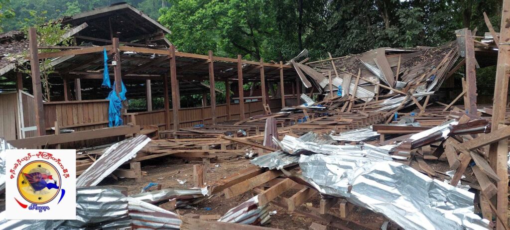 (မူတြော်ခရိုင်အတွင်း စစ်ကောင်စီတပ်က ဂျက်ဖိုက်တာဖြင့် နှစ်ကြိမ်လာရောက်တိုက်ခိုက်ပြီးနောက် ပျက်စီးမှုများအား တွေ့ရစဉ်။ ဓာတ်ပုံ - KNU-Mutraw News)