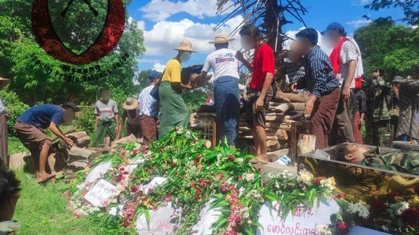 (ကျဆုံးရဲဘော်များ​အတွက် ဈာပနအခမ်းအနားပြုလုပ် မီးသဂြိုလ်ပေးနေစဉ်။ ဓာတ်ပုံ - ပေးပို့)