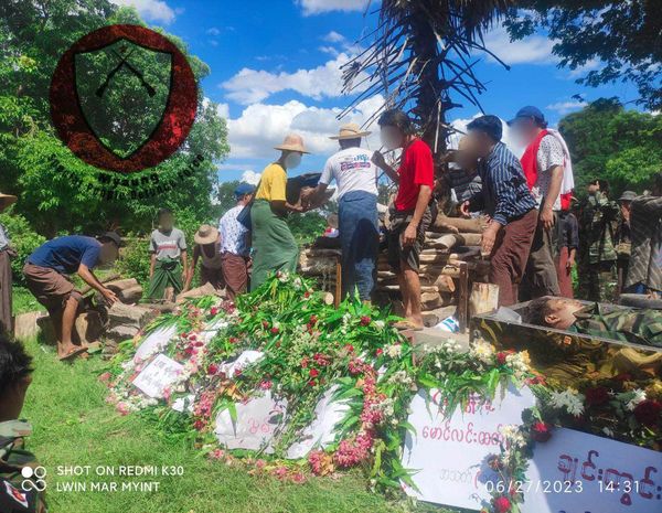 (ကျဆုံးရဲဘော်များ​အတွက် ဈာပနအခမ်းအနားပြုလုပ် မီးသဂြိုလ်ပေးနေစဉ်။ ဓာတ်ပုံ - ပေးပို့)