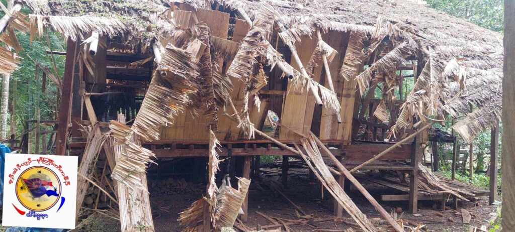 (မူတြော်ခရိုင်အတွင်း စစ်ကောင်စီတပ်က ဂျက်ဖိုက်တာဖြင့် နှစ်ကြိမ်လာရောက်တိုက်ခိုက်ပြီးနောက် ပျက်စီးမှုများအား တွေ့ရစဉ်။ ဓာတ်ပုံ - KNU-Mutraw News)