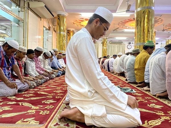 (ယနေ့ ဇွန်လ၂၉ ရက်တွင် ကျရောက်သော အစ္စလာမ်ဘာသာဝင်များ၏ အီဒုလ်အဿွဟာ ကုရ်ဘာနီအီးဒ်နေ့၌ ရန်ကုန်မြို့ ၊ မင်္ဂလာတောင်ညွန့်မြို့နယ်ရှိ တခြမ်းပဲ့ဗလီမှ မြင်ကွင်းများအား တွေ့ရစဥ်။ ဒီဓာတ်ပုံ - CJ)