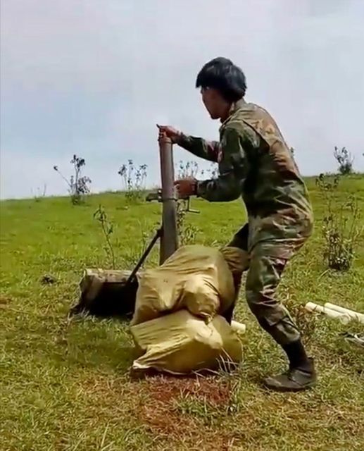 (တပ်ရင်း (၁၂၂၁) နှင့် (၁၂၂၃)မှ ရဲဘော်တစ်ဦး ပစ်ခတ်တိုက်ခိုက်နေစဥ်)