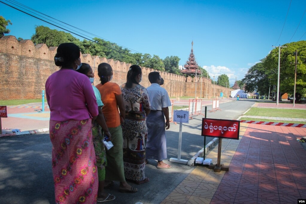 (၂၀၂၀ ခုနှစ် နိုဝင်ဘာ ၈ ရက်မှာ ကျင်းပသည့် ရွေးကောက်ပွဲတွင် မန္တလေးနန်းတွင်း တပ်မဲရုံအတွင်း တပ်မတော်မိသားစုများ မဲပေးနေသည့် မြင်ကွင်း။ လပခ နှင့် လပခ တည်ရှိရာ မနာတလေးကျုံး၊နန်းတော် အနီးဝန်းကျင်တို့ကို Google Map တွင်တွေ့ရမှု)