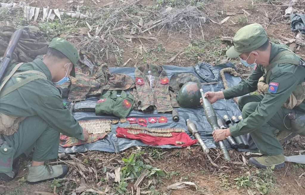 (ကိုးကန့်စစ်မြေပြင်တွင် စစ်ကောင်စီတပ်ထံမှ MNDAAက လက်နက်ခဲယမ်းများ သိမ်းဆည်းရမိစဥ်။ ဓာတ်ပုံ - The Kokang)