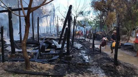 (စစ်တပ်​လေ​ကြောင်းတိုက်ခိုက်မှု​ကြောင့် ပျက်စီး​နေ​သော ဘုန်းကြီး​ကျောင်းနှင့် ​နေအိမ်အချို့ ။ဓါတ်ပုံ-CJ)