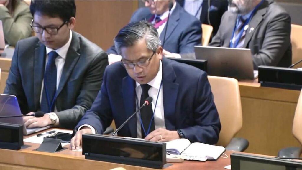 (UNODC ၏ ၂၀၂၃ ခုနှစ် ကမ္ဘာ့မူးယစ်ဆေးဝါးအစီရင်ခံစာထုတ်ပြန်သည့် အခမ်းအနားသို့တက်ရောက်ဆွေးနွေးနေသောဦးကျော်မိုးထွန်း / UNODC ၏ အချက်အလက်များအရဘိန်းစိုက်ပျိုးမှု လေ့လာသုတေသနပြုထားသောဒေသများနှင့် ဘိန်းစိုက်ပျိုးမှုအခြေအနေပြ အင်ဖိုဂရက်ဖစ်၊ ဘိန်းစိုက်ခင်းများနှင့် ဘိန်းစိုက်တောင်သူတစ်ဦး။ ဓါတ်ပုံ-PMOMTTUN ၊ UNODC)
