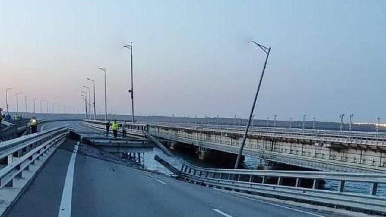 ရုရှားနဲ့ ခရိုင်းမီးယား ဆက်သွယ်ထားတဲ့ တံတားကြီးမှာ ပေါက်ကွဲမှုတွေ ဖြစ်ပွားပြီး ၂ ဦးသေဆုံး