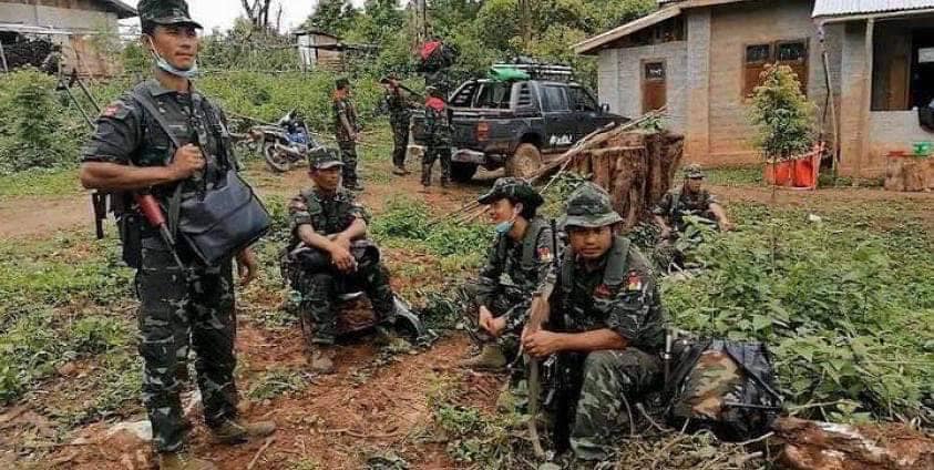 (၂၀၂၁ ခုနှစ်တွင် အာဏာသိမ်းစစ်တပ်ကို ဆန္ဒထုတ်ဖော်သည့် လူထုကို အကာအကွယ်ပေးခဲ့သည့် KNPLF တပ်ဖွဲ့ဝင်များ နှင့် ယနေ့ကြေညာချက်။ဓါတ်ပုံ-CJ)