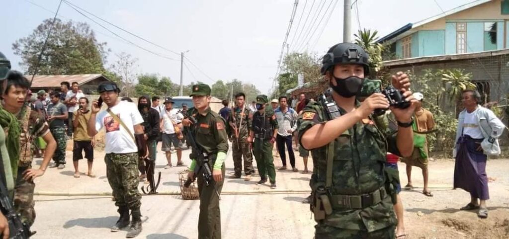 (၂၀၂၁ ခုနှစ်တွင် အာဏာသိမ်းစစ်တပ်ကို ဆန္ဒထုတ်ဖော်သည့် လူထုကို အကာအကွယ်ပေးခဲ့သည့် KNPLF တပ်ဖွဲ့ဝင်များ နှင့် ယနေ့ကြေညာချက်။ဓါတ်ပုံ-CJ)