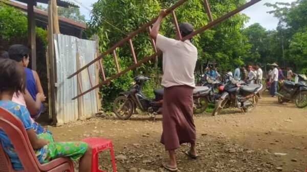 (သေဆုံးသူများအတွက် နာရေးပြင်ဆင်နေစဉ်။ ဓာတ်ပုံ - CJ)