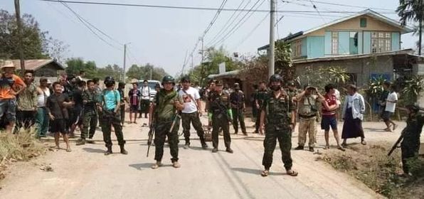 (၂၀၂၁ ခုနှစ်တွင် အာဏာသိမ်းစစ်တပ်ကို ဆန္ဒထုတ်ဖော်သည့် လူထုကို အကာအကွယ်ပေးခဲ့သည့် KNPLF တပ်ဖွဲ့ဝင်များ နှင့် ယနေ့​ကြေညာချက်။ဓါတ်ပုံ-CJ)