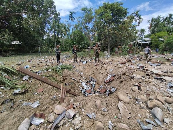 (စစ်ကောင်စီတပ်က ဖောင်းပြင်မြို့နယ် ကော်ကမ်းကျေးရွာကို ဗုံးကြဲတိုက်ခိုက်ပြီးနောက် တွေ့ရစဉ်။ ဓာတ်ပုံ - ဟုမ္မလင်း PDF)