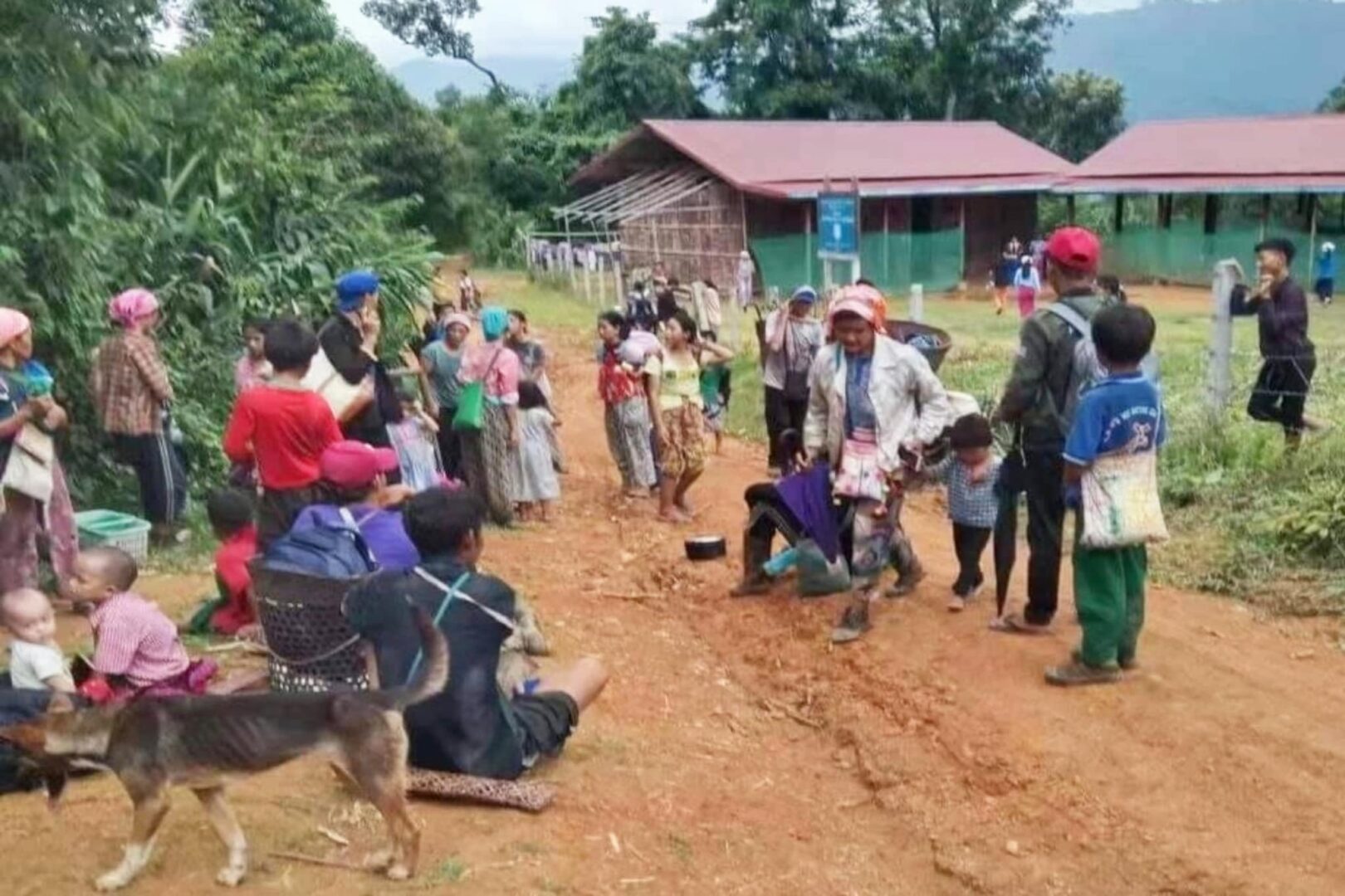 (ဝိုင်းမော်စစ်ရှောင်များကို ၂၀၂၂ ဩဂုတ် ၃ရက်က ဆဒုံးမြို့အနီး တွေ့ရစဉ်။ဓာတ်ပုံ -Kachinwave)