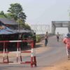 (ကျိုက်မရောမြို့နယ် ချောင်းနှစ်ခွတံတားရှိ လုံခြုံရေးရဲကင်းမှ လမ်းပိတ်ဆို့မှုပြုလုပ်ထားသည်ကို တွေ့ရစဉ်။ ဓာတ်ပုံ - KIC)