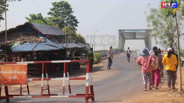 (ကျိုက်မရောမြို့နယ် ချောင်းနှစ်ခွတံတားရှိ လုံခြုံရေးရဲကင်းမှ လမ်းပိတ်ဆို့မှုပြုလုပ်ထားသည်ကို တွေ့ရစဉ်။ ဓာတ်ပုံ - KIC)
