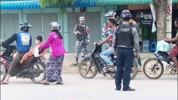 (ပြီးခဲ့သည့်နှစ်အတွင်းက မိတ္ထီလာမြို့တွင် ဆိုင်ကယ်စီးနင်းသူများအား စစ်ကောင်စီတပ်ဖွဲ့ဝင်များက စစ်ဆေးနေစဥ်။ ဓာတ်ပုံ - Cj)