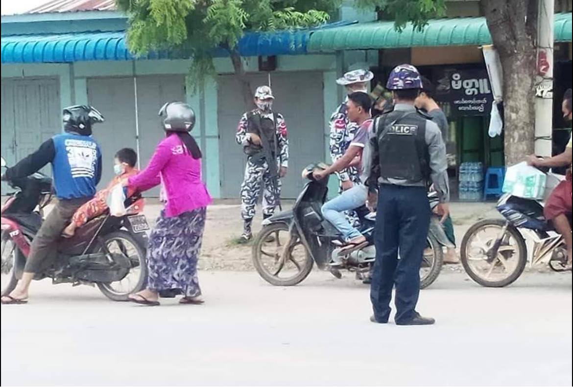 (ပြီးခဲ့သည့်နှစ်အတွင်းက မိတ္ထီလာမြို့တွင် ဆိုင်ကယ်စီးနင်းသူများအား စစ်ကောင်စီတပ်ဖွဲ့ဝင်များက စစ်ဆေးနေစဥ်။ ဓာတ်ပုံ - Cj)