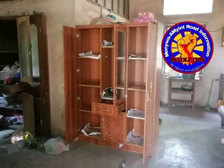 (စစ်ကောင်စီတပ်များ လင်းပိုးကျေးရွာအတွင်းရှိ နေအိမ်များအတွင်းရှိ ပစ္စည်းများလုယူပြီးနောက် တွေ့ရစဥ်။ ဓာတ်ပုံ- Monywa-AMyint Road Information)
