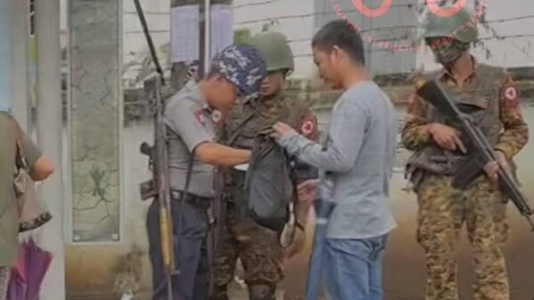 (ယနေ့ နံနက်က လှည်းတန်း မှတ်တိုင်အနီး၌ စစ်ကောင်စီက လူငယ်တစ်ဦးအား စစ်ဆေးနေစဉ်။ ဓာတ်ပုံ - KISC)