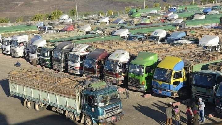 (မြန်မာ-တရုတ်နယ်စပ်အဓိကနယ်စပ်ကုန်သွယ်​ရေးစခန်းဖြစ်​သောမူဆယ်ကုန်သွယ်​ရေးဇုန်တွင် ရပ်ထား​သော တရုတ်သို့ပို့ကုန်များတင်ပို့မည့်ကုန်တင်ကားများ/ပုံအ​ဟောင်းဖြစ်ပါသည်။ဓါတ်ပုံ-CJ)