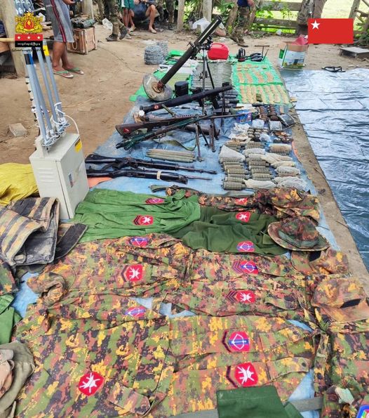 (စခန်းသိမ်းတိုက်ပွဲမှ သိမ်းဆည်းရမိသော လက်နက်ခဲယမ်းများအား တွေ့ရစဉ်။ ဓာတ်ပုံ - MOD/NUG)