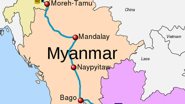 (အိန္ဒိယ-မြန်မာ-ထိုင်း သုံးနိုင်ငံအ​ဝေး​ပြေးလမ်း​မြေပုံနှင့်မြန်မာ-အန္ဒိယနယ်စပ် ကို​တွေ့ရစဥ်။ဓါတ်ပုံ-ရိုက်တာ)