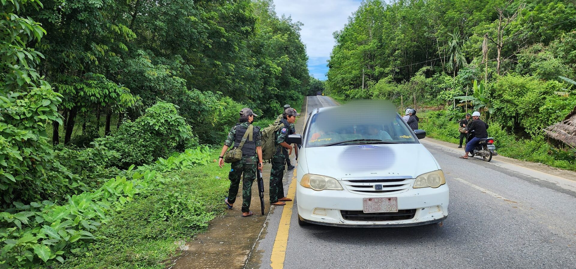 စစ်မြေပြင်အတွက် အဆင်သင့်ဖြစ်နေသည့် တောင်ညိုစစ်ကြောင်း အမျိုးသမီးရဲဘော်များ