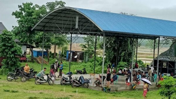 (တိုက်ပွဲသံကြောင့် နမ်ဆန်ယန်ကျေးရွာ ဘုရားကျောင်းဝင်းသို့ ရောက်နေလာသည့် စစ်ရှောင်ပြည်သူများ။ ဓာတ်ပုံ - Kachinwaves)