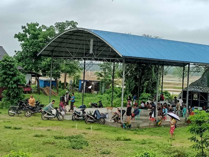 (တိုက်ပွဲသံကြောင့် နမ်ဆန်ယန်ကျေးရွာ ဘုရားကျောင်းဝင်းသို့ ရောက်နေလာသည့် စစ်ရှောင်ပြည်သူများ။ ဓာတ်ပုံ - Kachinwaves)