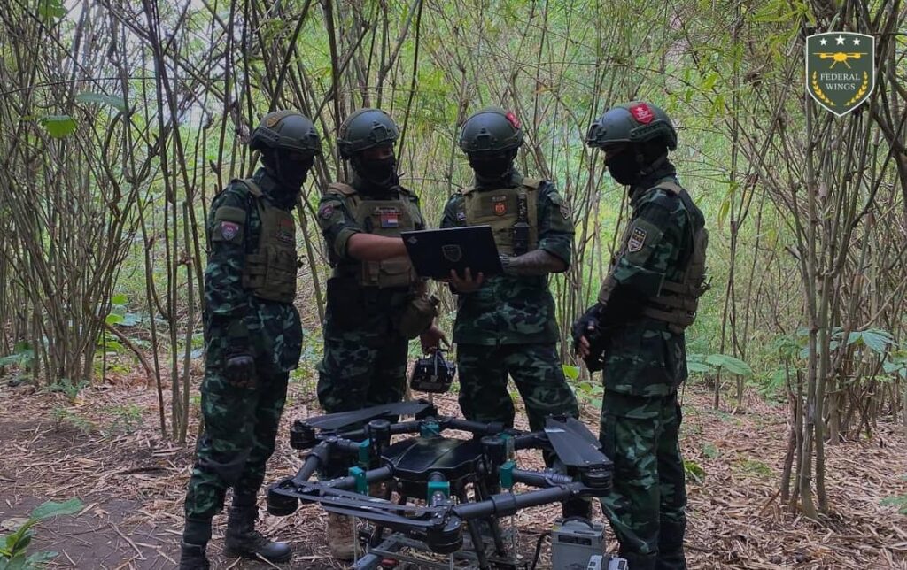 (Federal Wings ဒရုန်းတပ်ဖွဲ့မှ ရဲဘော်များအား တွေ့ရစဉ်။ဓာတ်ပုံ - Federal Wings)