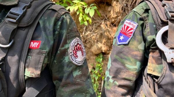 (BPLA တပ်ဖွဲ့ဝင်တစ်ဦးနှင့် KNLA တပ်မဟာ ၅ တပ်ဖွဲ့ဝင်တစ်ဦး ။ ဓါတ်ပုံ-BPLA)