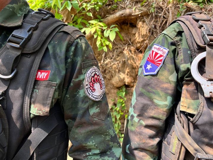 (BPLA တပ်ဖွဲ့ဝင်တစ်ဦးနှင့် KNLA တပ်မဟာ ၅ တပ်ဖွဲ့ဝင်တစ်ဦး ။ ဓါတ်ပုံ-BPLA)