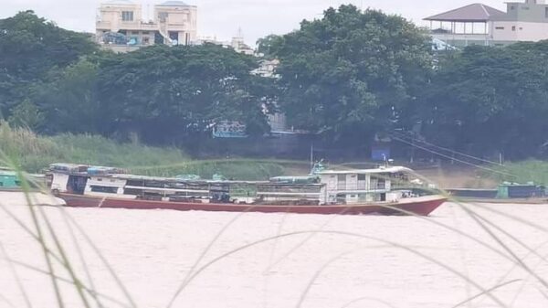 (စစ်ကောင်စီတပ်စီးနင်းလာသည့် ရေယာဥ်တစ်စီးအား တွေ့ရစဥ်။ဓာတ်ပုံ-ချင်းတွင်းမြစ်ကမ်းဘေး ကျေးရွာများ သပိတ်ကော်မတီ)